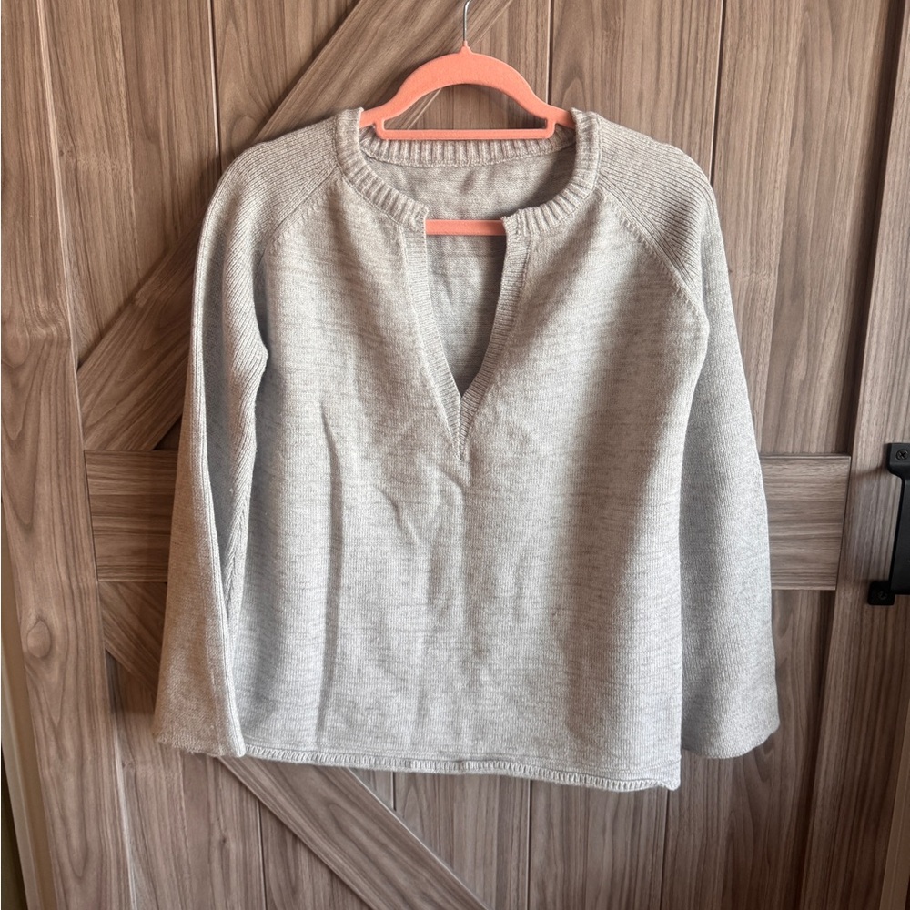 Gray V-Neck Bell Sleeve Sweater – Size Large